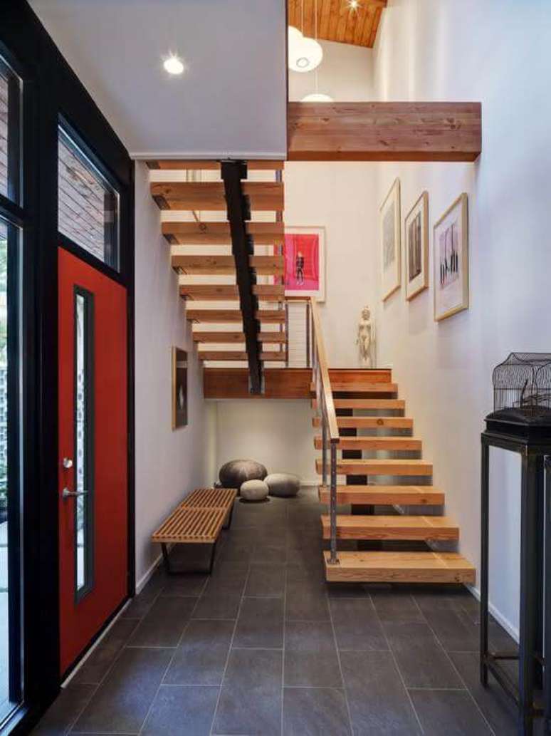 22. Revestimento para escada interna com madeira e ferro. Fonte: Pinterest