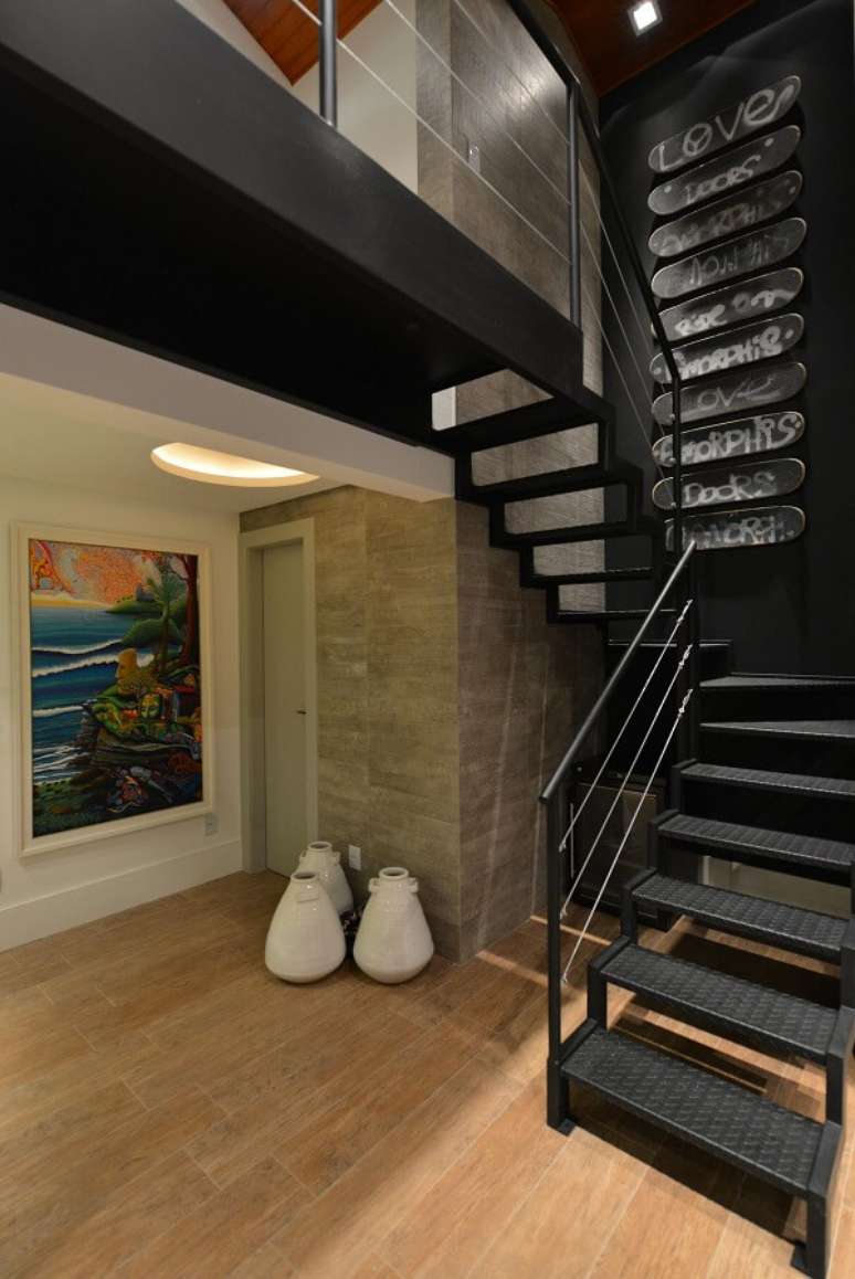 1. O revestimento para escada de ferro traz um toque dark para a decoração. Projeto: por Anna Maya Arquitetura