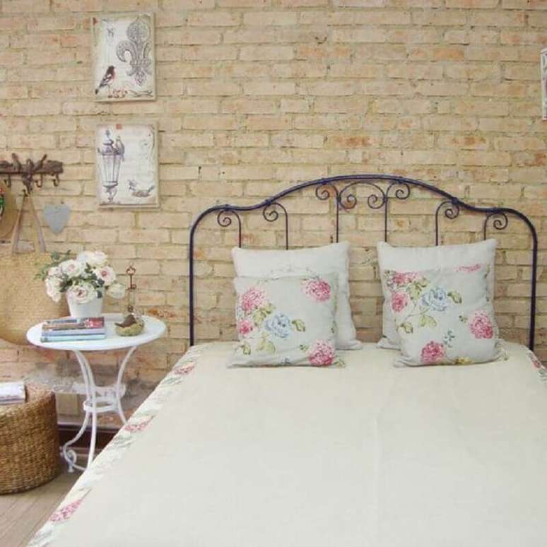 8. Quarto de casal simples e rústico decorado com parede tijolinho e cama de ferro – Foto Pinterest