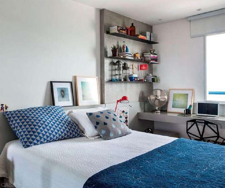 9. Escrivaninha planejada para decoração de quarto de casal simples cinza e azul – Foto Lolafá