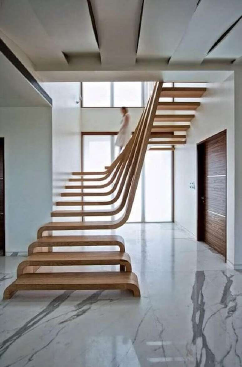 50. Revestimento de madeira para escada com design ousado se destaca no ambiente. Fonte: Pinterest