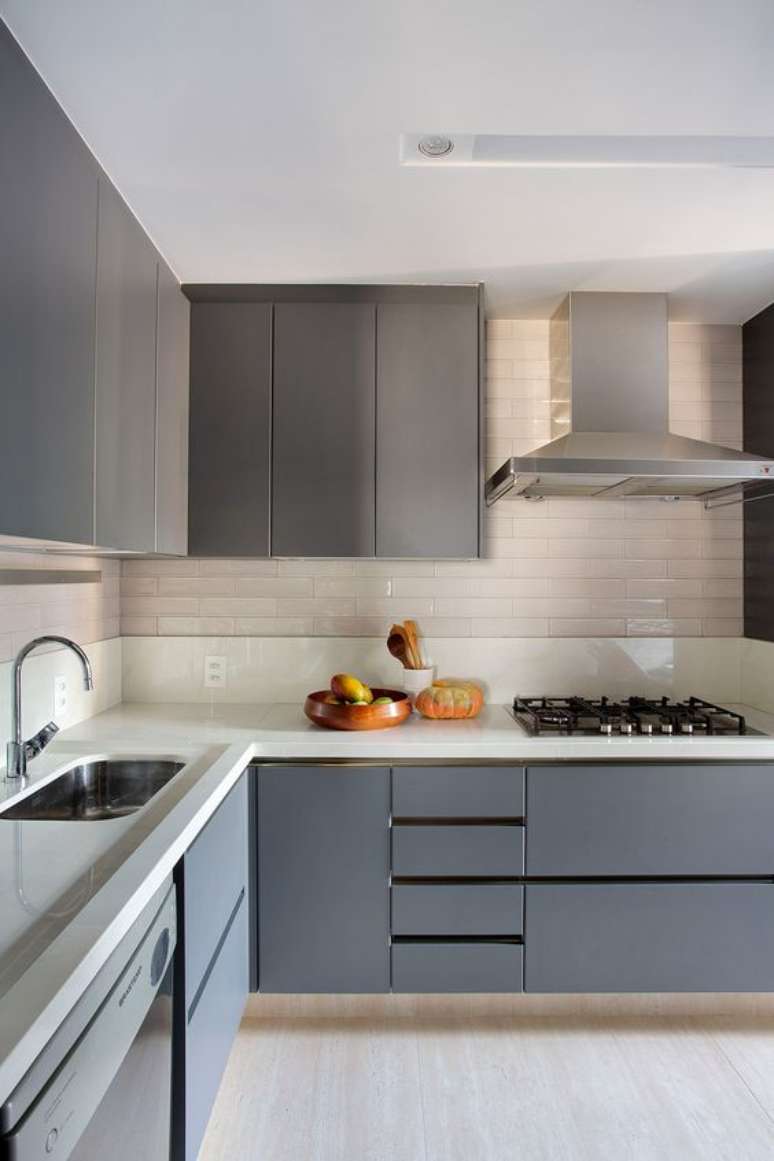 2. Cores de móveis planejados cinza para cozinha moderna de canto – Foto Casa de Valentina