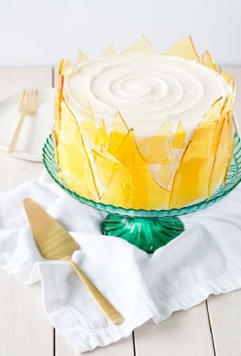80. A decoração lateral em amarelo ilumina o bolo de páscoa. Fonte: Pinterest
