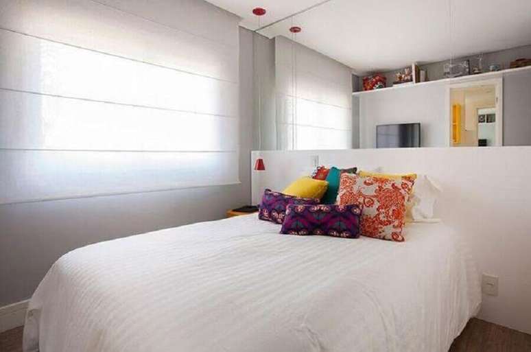 17. Almofadas coloridas para decoração de quarto de casal simples com parede espelhada – Foto Pinterest