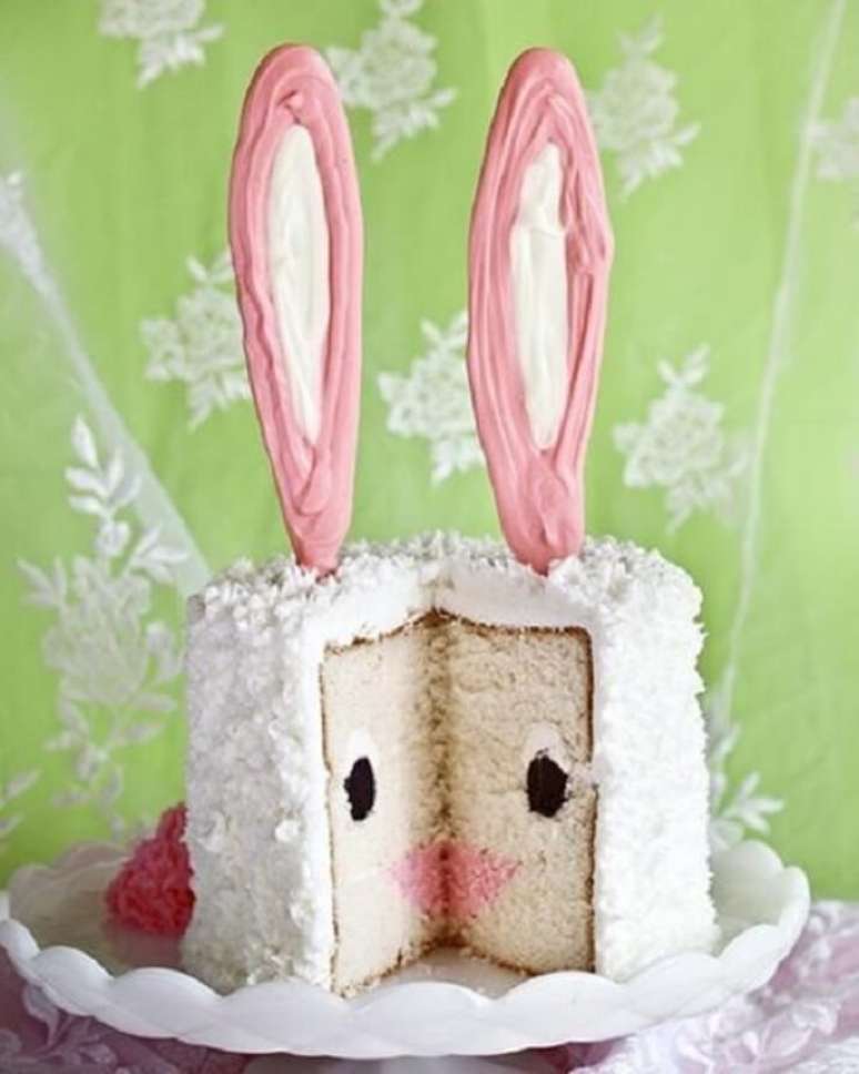 81. As orelhinhas chamam a atenção na decoração desse bolo. Fonte: Pinterest