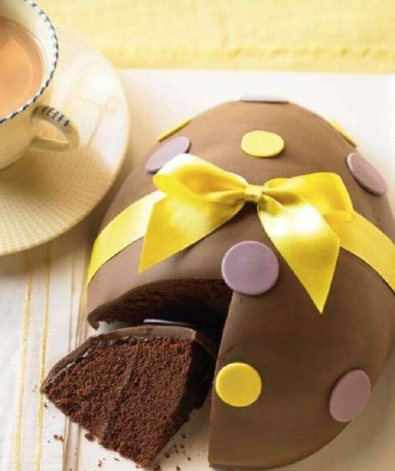 5. Invista em um bolo de ovo de Páscoa para uma decoração de mesa ainda mais personalizada – Foto: Mil Dicas de Mãe