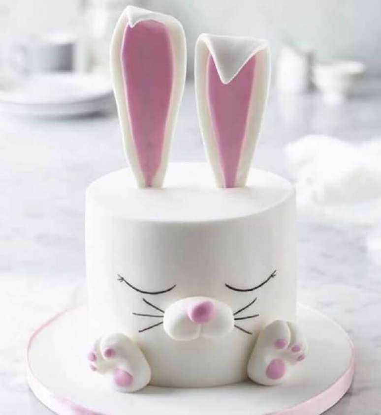 12. Lindo e delicado modelo de bolo de Páscoa decorado com rostinho de coelho – Foto: Como Fazer em Casa