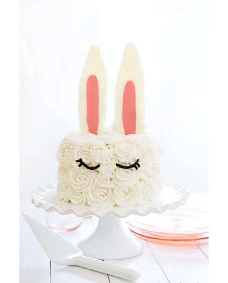 2. Divertido modelo de bolo de Páscoa de chantilly com orelhinhas de coelho – Foto: Pinterest