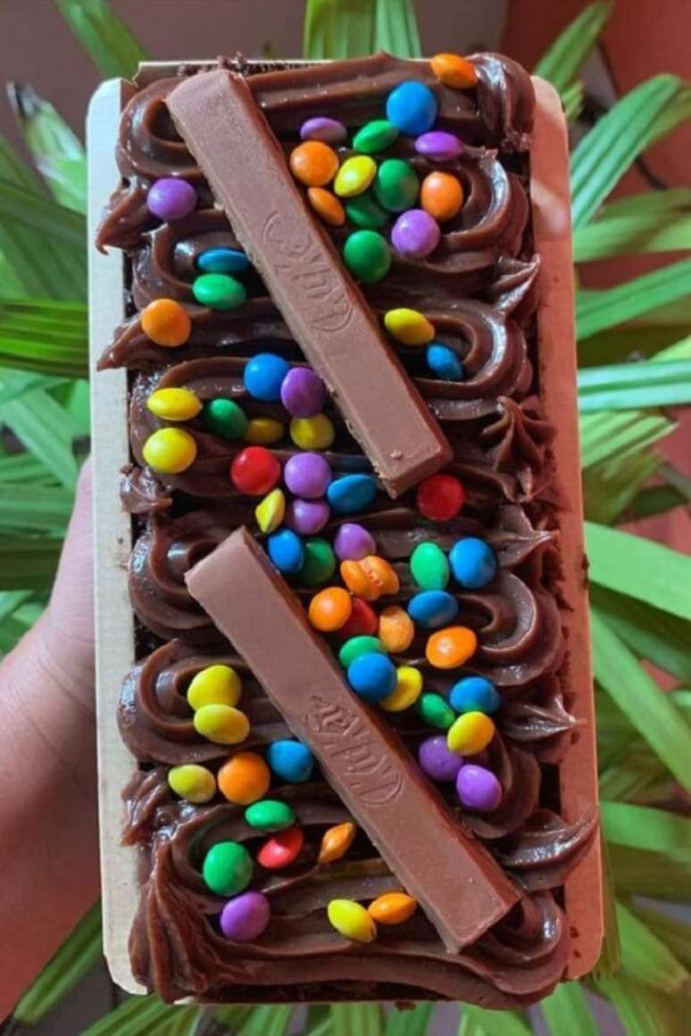 82. Bolo de páscoa de chocolate com confetes coloridos. Fonte: Pinterest