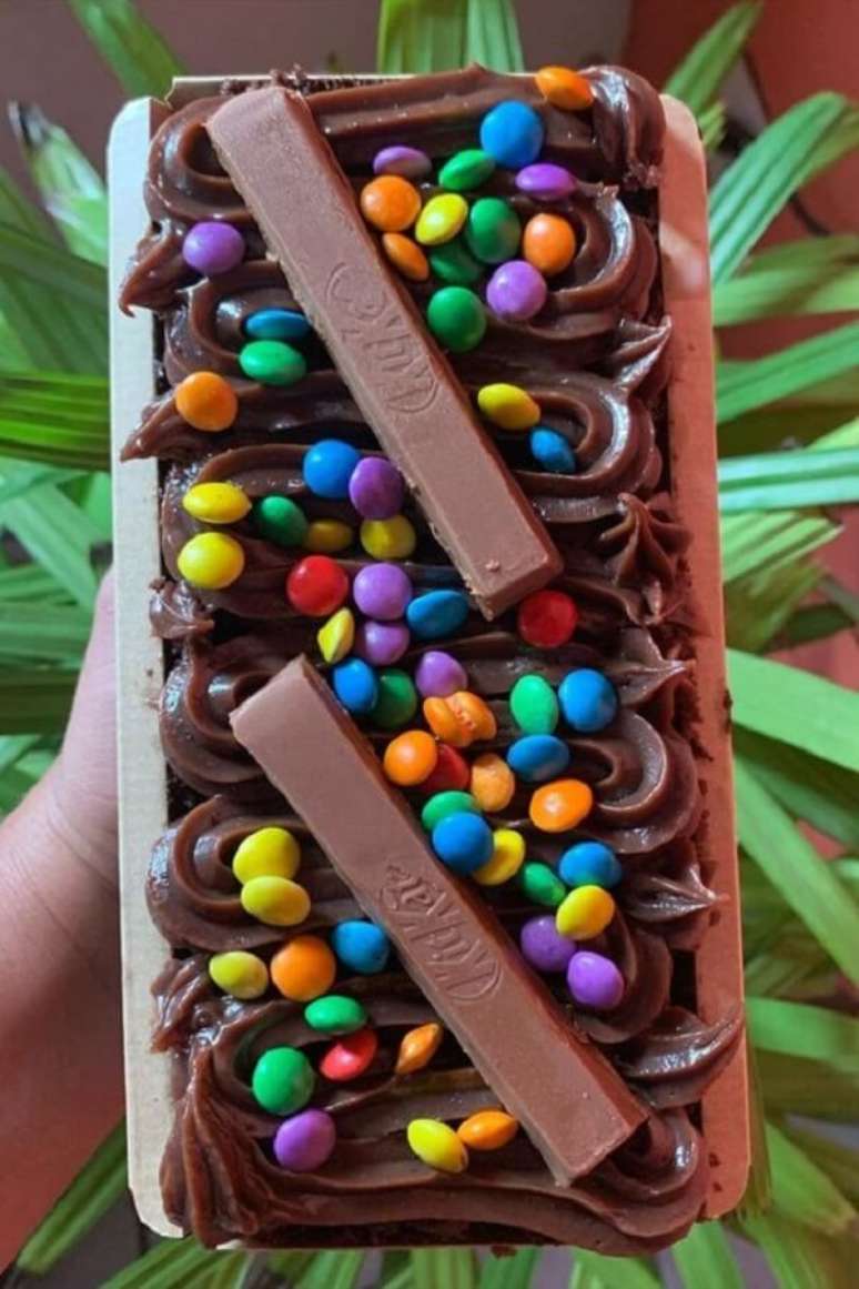82. Bolo de p&aacute;scoa de chocolate com confetes coloridos. Fonte: Pinterest