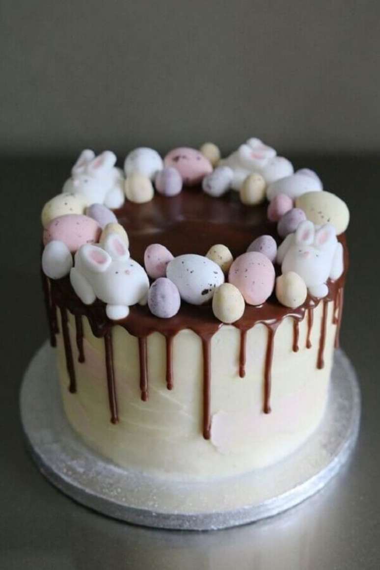 17. Modelo simples de bolo de Páscoa decorado com calda de chocolate e coelhinhos no topo – Foto: Deavita