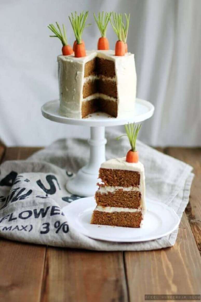 18. As cenourinhas decorativas também tão um toque lúdico no bolo de Páscoa decorado – Foto: Pinterest