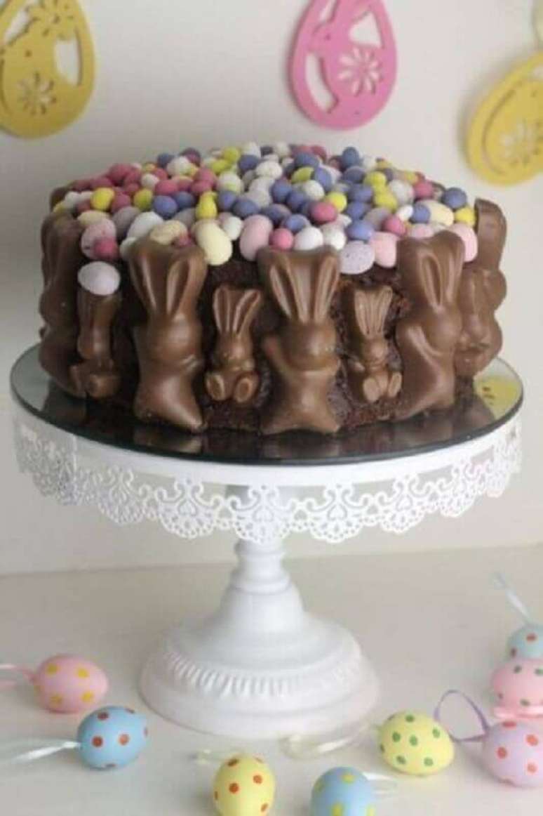20. Balinhas coloridas e coelhinhos de chocolate para bolo de Páscoa decorado – Foto: Cheguei ao Mundo