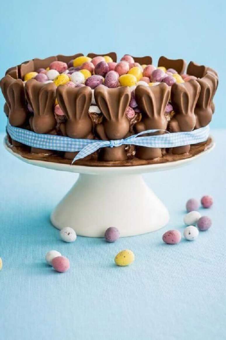 24. Bolo de Páscoa decorado com ovos coloridos e coelhos de chocolate em volta – Foto: Pinterest