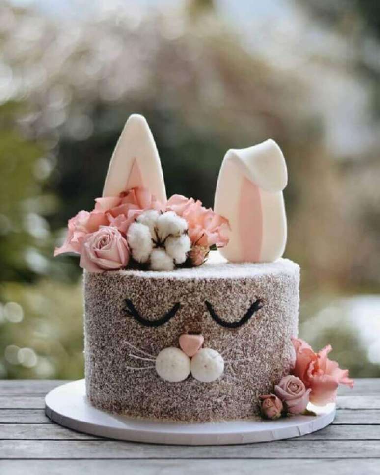 6. Delicado modelo de bolo de Páscoa com rostinho de coelho e decorado com flores – Foto: Encontrando Ideias