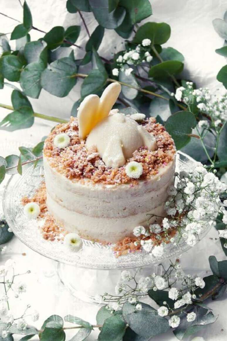 29. Lindo bolo de Páscoa rústico decorado com coelhinho no topo – Foto: Pinterest