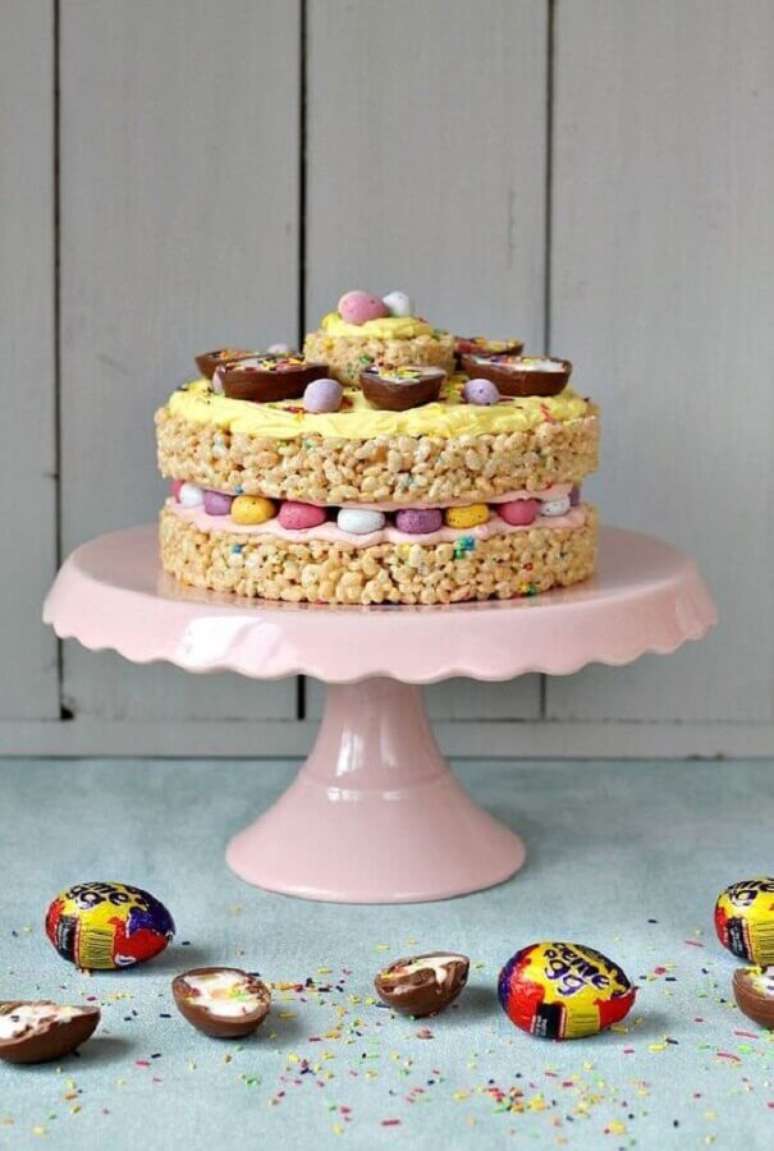 30. Modelo de bolo de Páscoa decorado com mini ovos de chocolate coloridos – Foto: Emily Leary, A Mummy Too