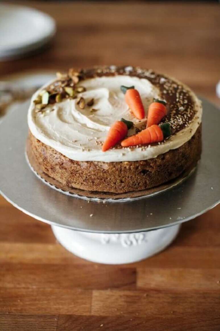 33. Modelo de bolo de Páscoa simples decorado com várias mini cenouras no topo – Foto: Pinterest