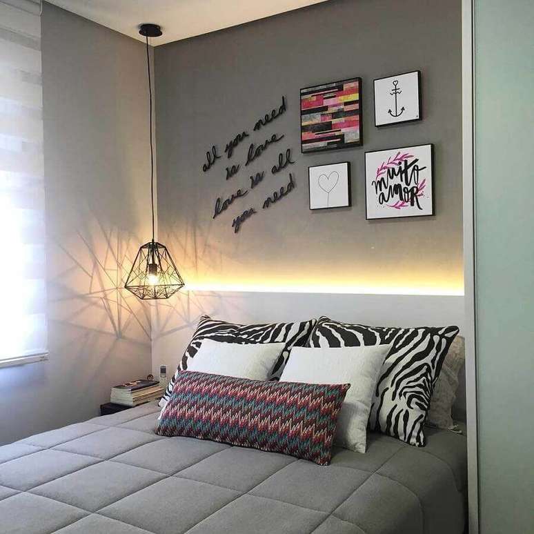 18. Cabeceira com fita de led para decoração de quarto de casal simples cinza – Foto Pinterest