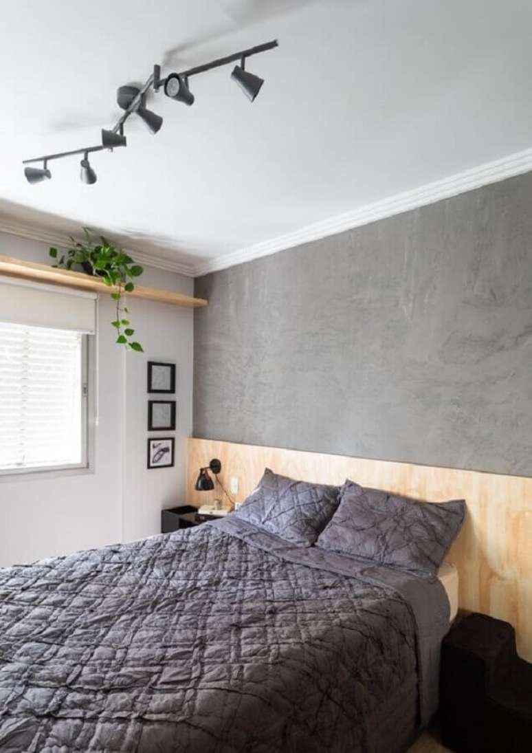 19. Cabeceira de madeira para decoração de quarto de casal simples branco e cinza – Foto Life by Lufe