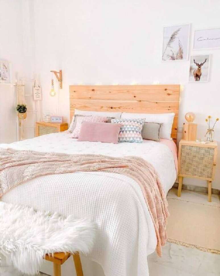 20. Cabeceira de madeira para decoração de quarto de casal simples todo branco – Foto Pinterest