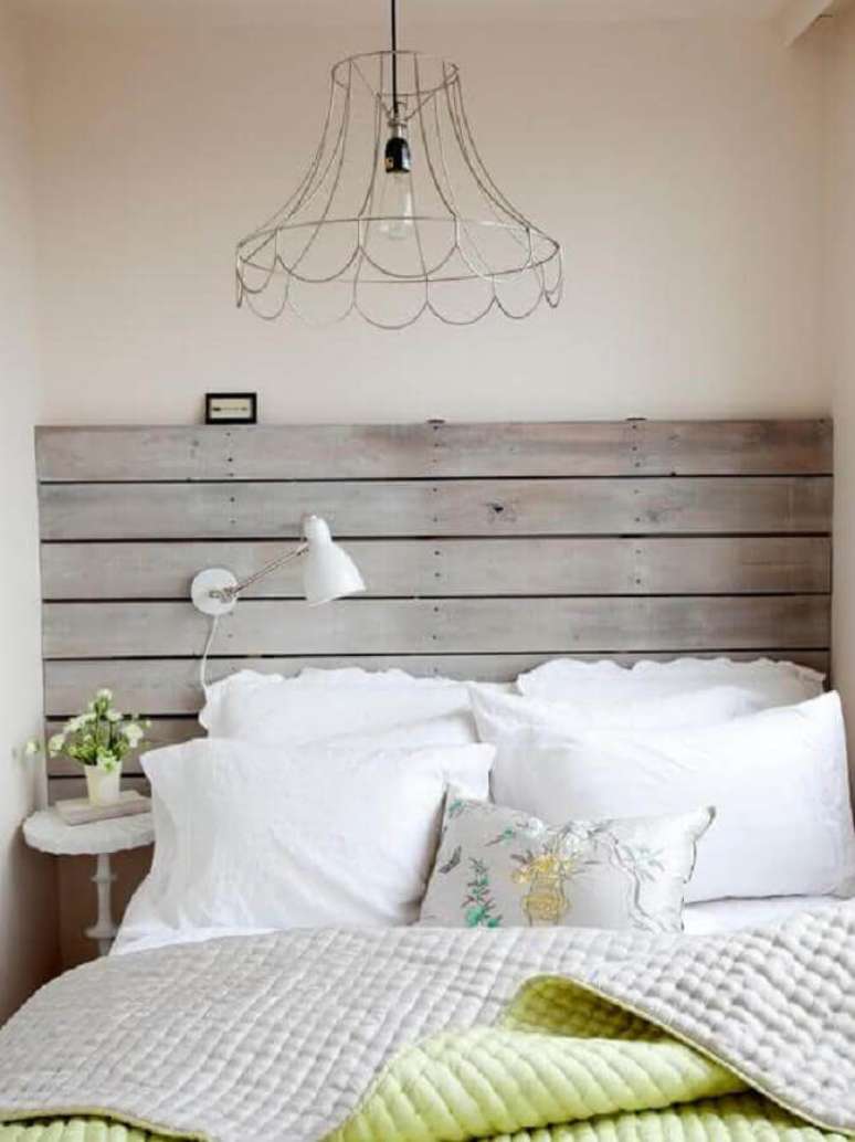 21. Cabeceira rústica de madeira para decoração de quarto de casal simples – Foto Pinterest