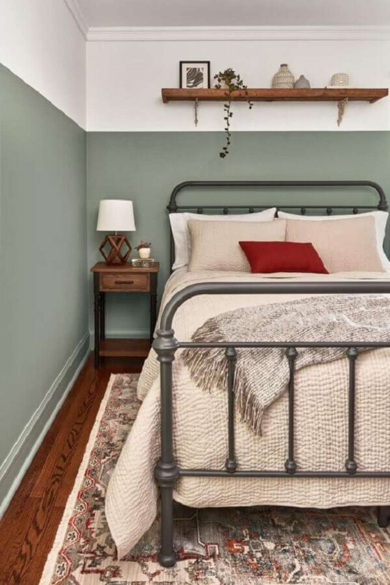 23. Cama de ferro para decoração de quarto de casal simples com parede cinza e branca – Foto Jeito de Casa