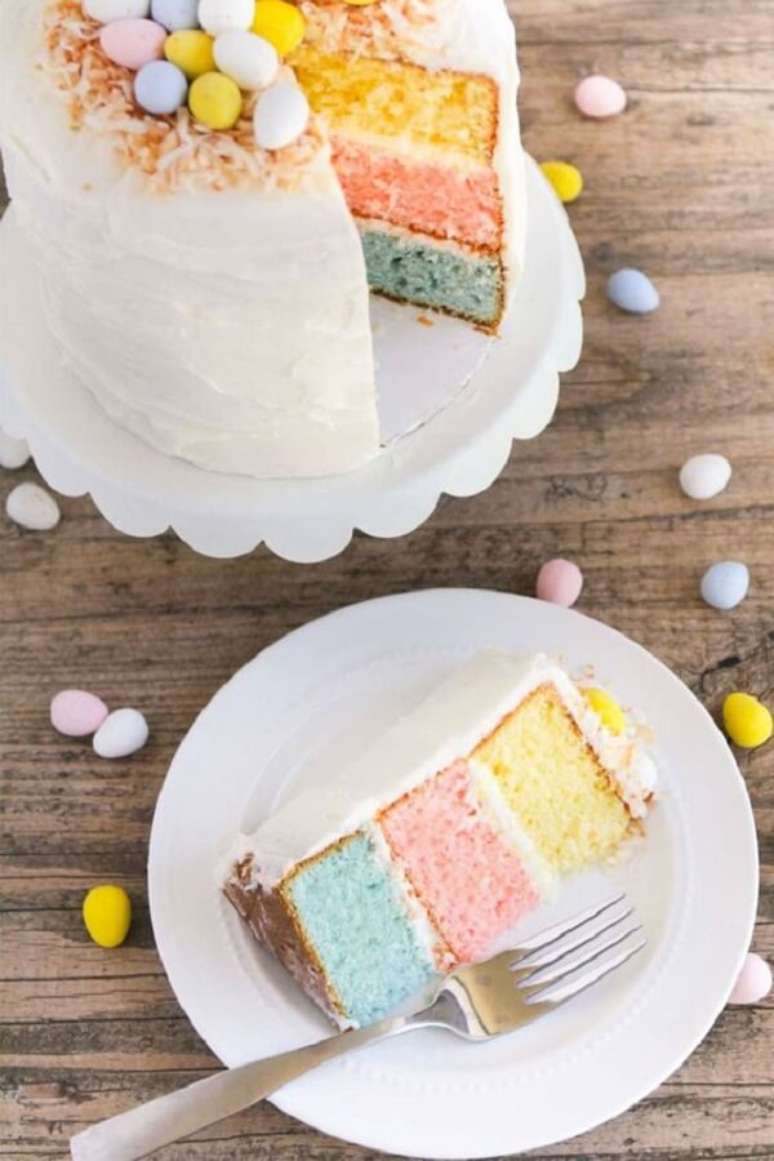 70. Camadas coloridas deixam o bolo de páscoa ainda mais especial. Fonte: Pinterest