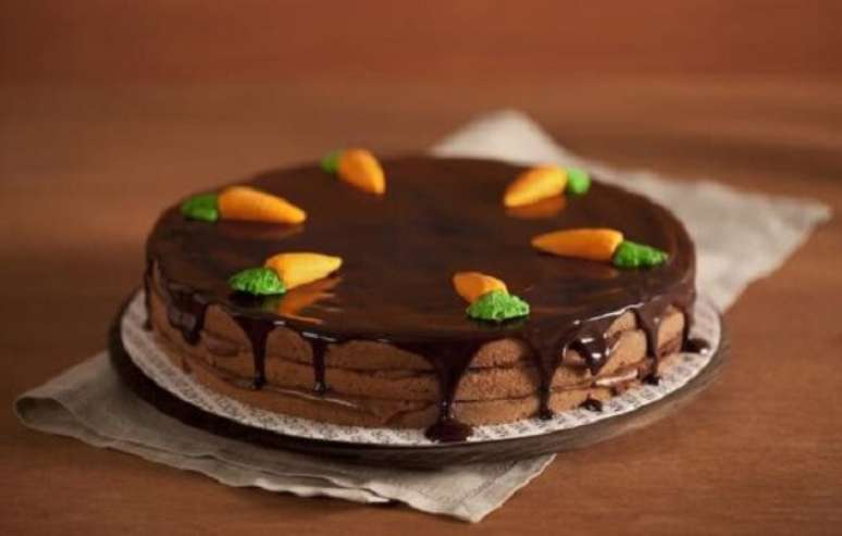 68. Cenourinhas de açúcar deixam o bolo de páscoa ainda mais especial. Fonte: Pinterest