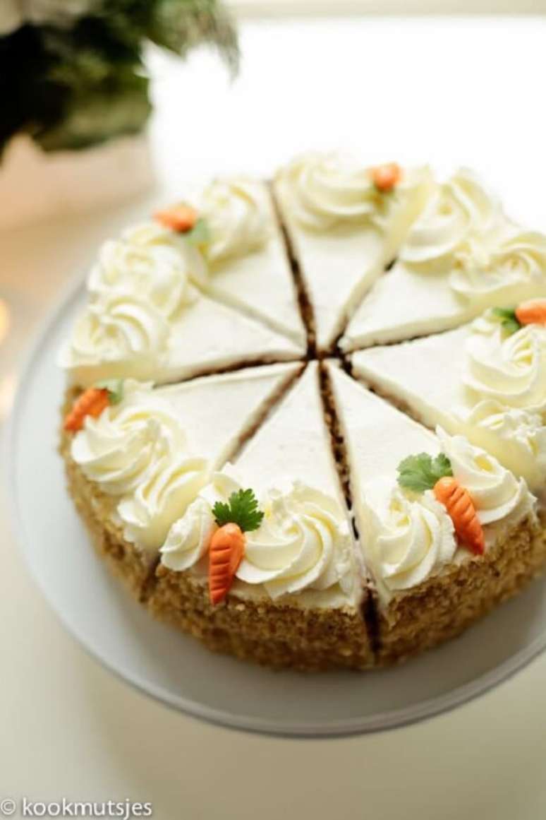 69. Chantilly e mini cenourinhas decoram o topo de bolo. Fonte: Pinterest
