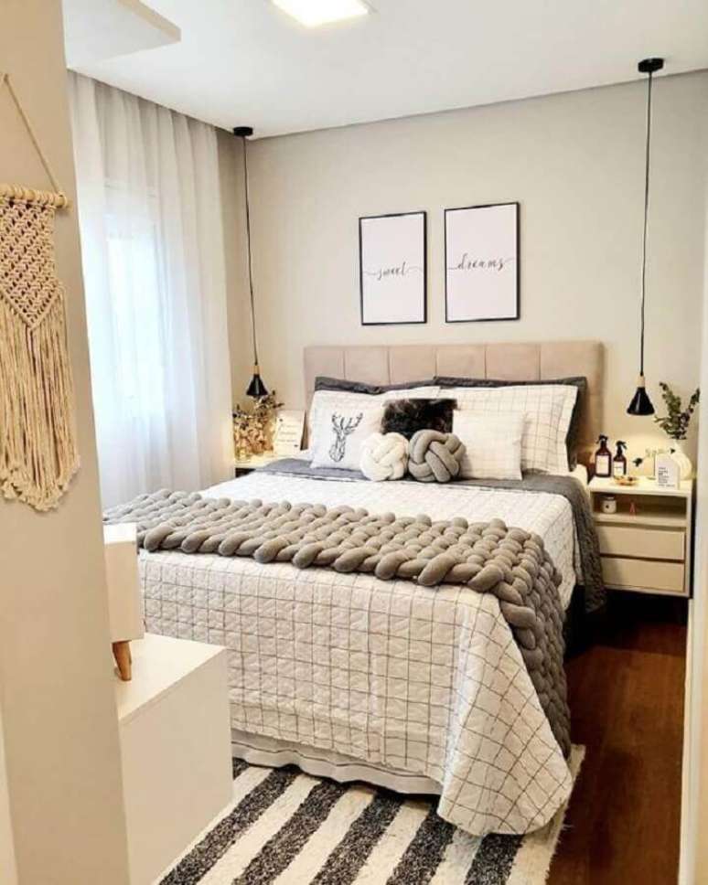 27. Cores neutras para decoração de quarto de casal simples com luminária pendente preta ao lado da cama – Foto Arkpad