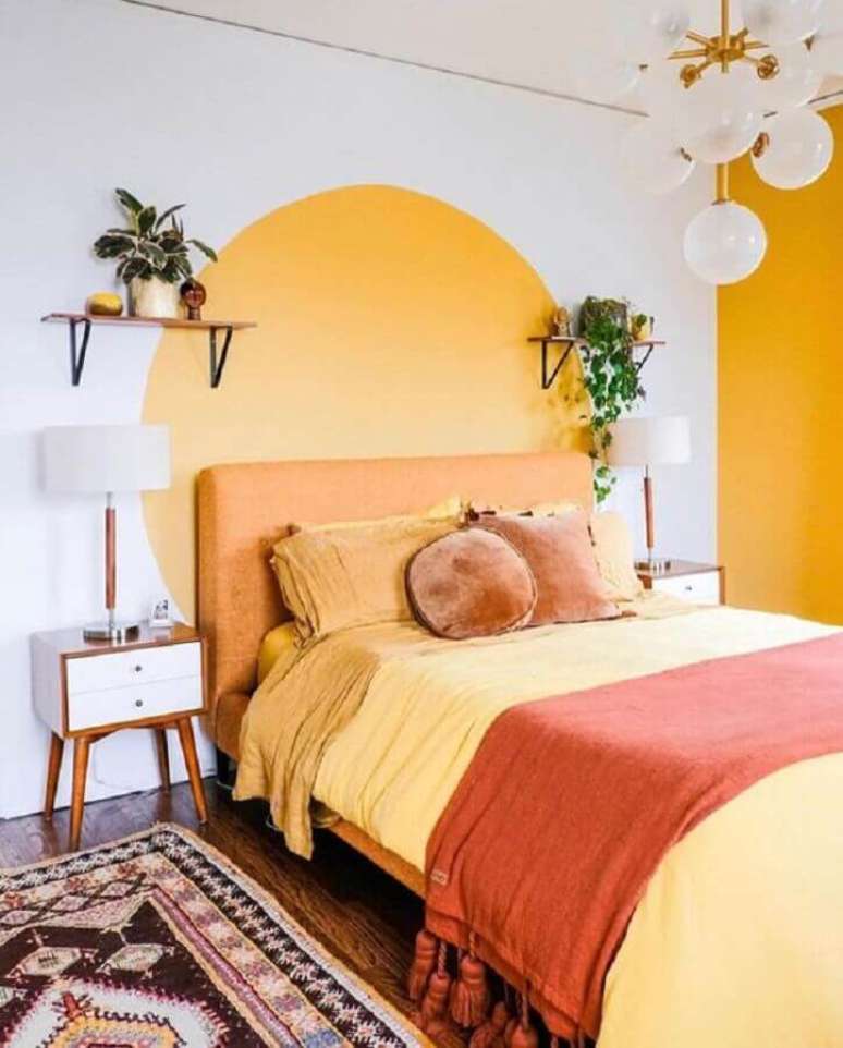 29. Decoração de quarto de casal simples branco e amarelo com criado mudo retro – Foto Pinterest