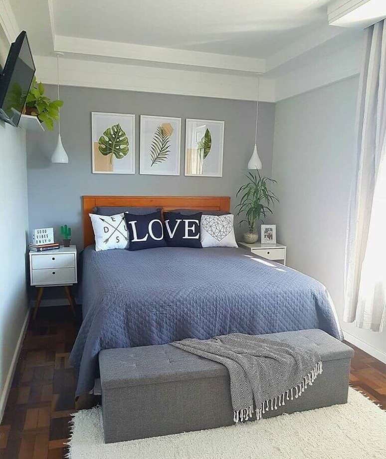 31. Decoração de quarto de casal simples cinza com cabeceira de madeira – Foto Pinterest