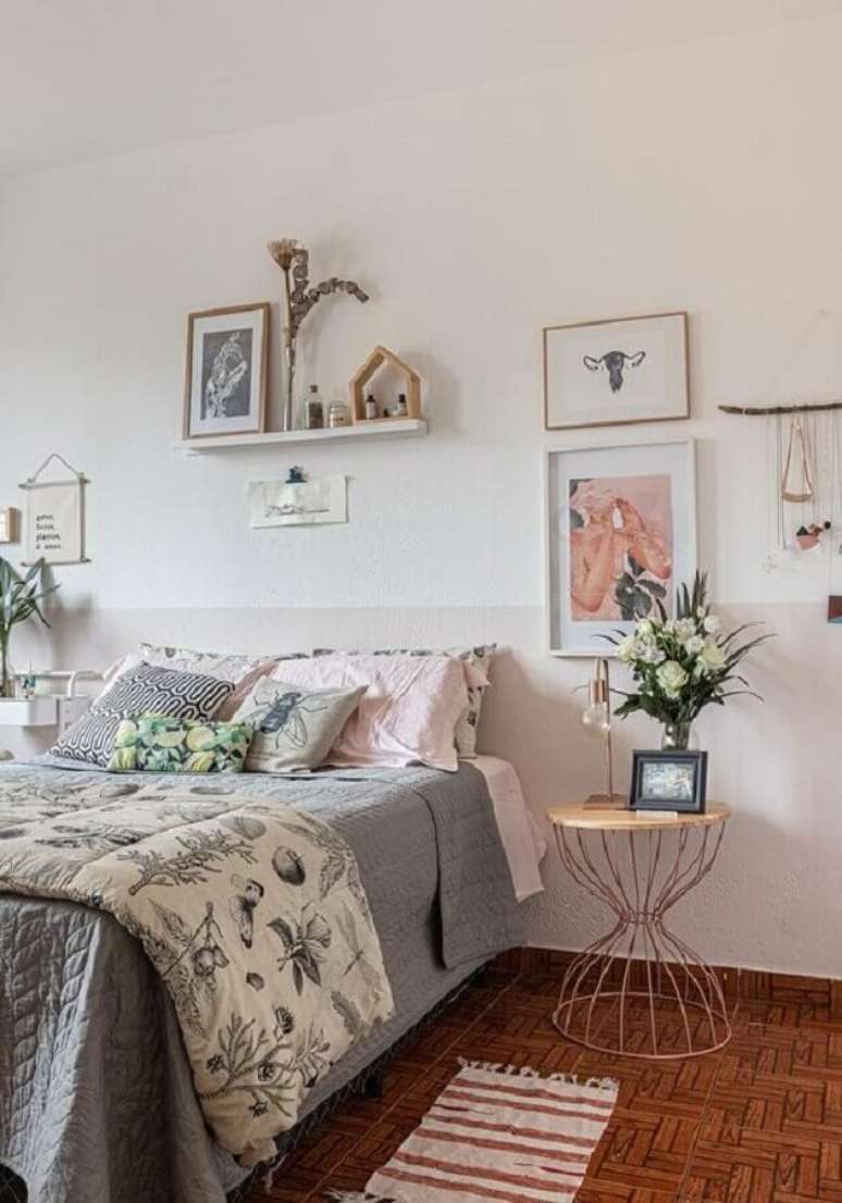 33. Decoração de quarto de casal simples com mesa lateral redonda – Foto Histórias de Casa