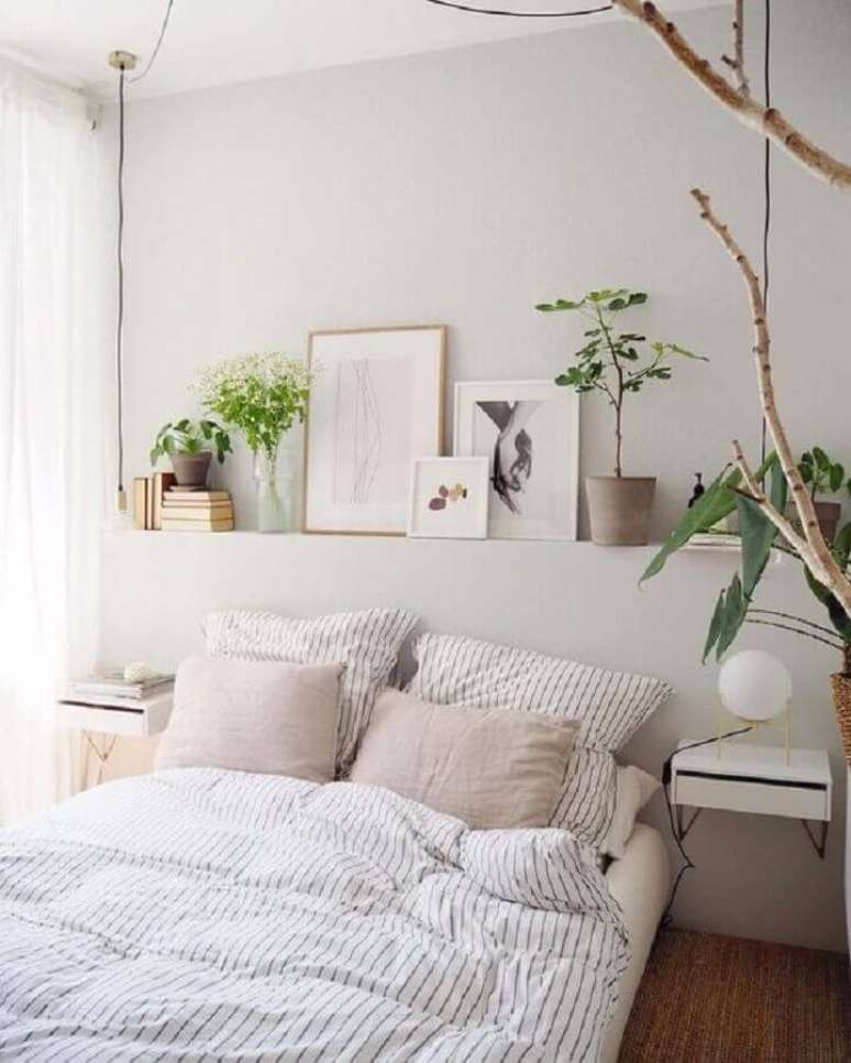 36. Decoração de quarto de casal simples com vasos de plantas e criado mudo suspenso – Foto Pinterest