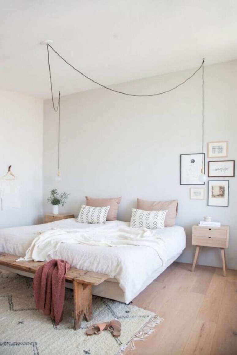 42. Decoração minimalista para quarto de casal simples e bonito com banco de madeira e criado mudo retro – Foto Apartment Therapy