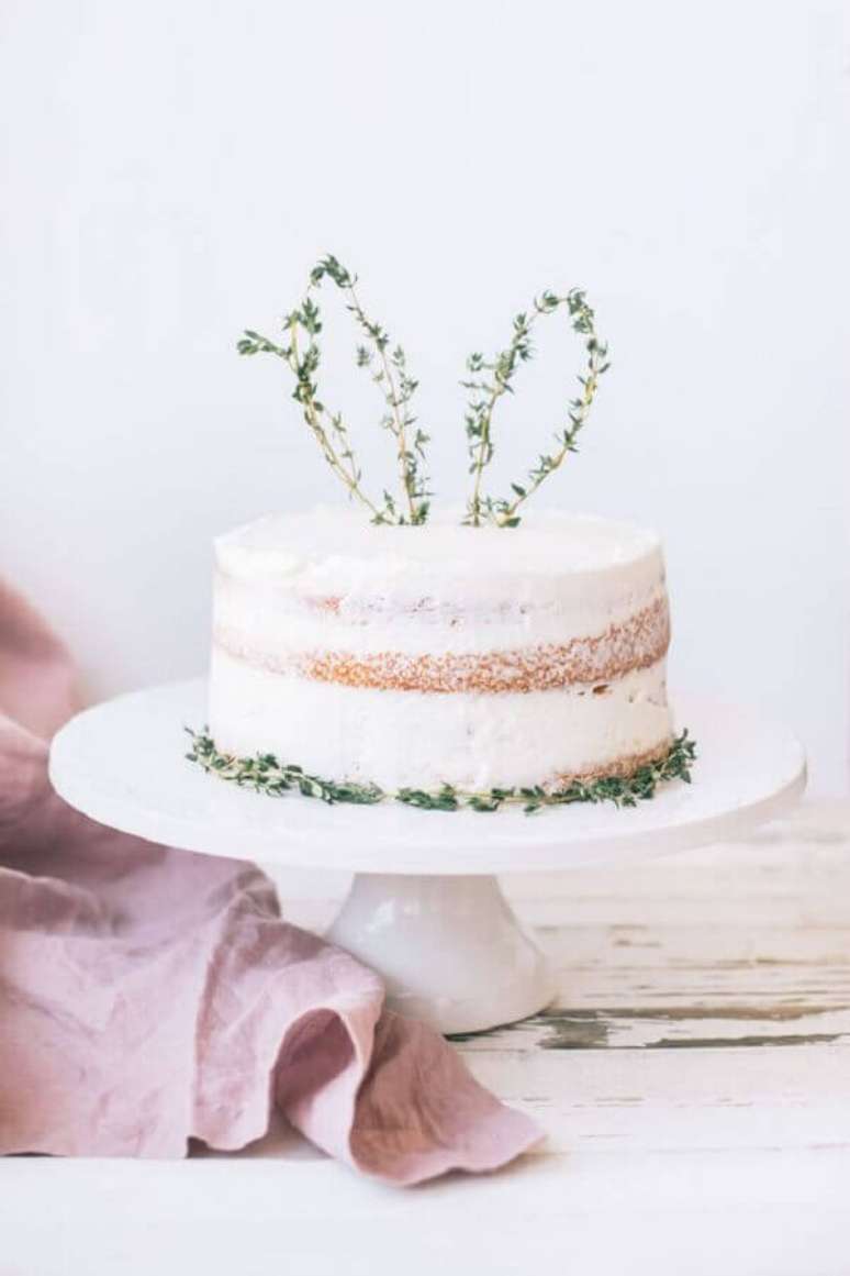 39. Decoração simples e delicada para bolo de Páscoa com orelhas de coelho decorativas no topo – Foto: Life and Style Blogger