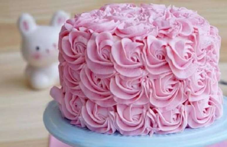 65. Decore toda a superfície do bolo de páscoa com chantilly em tom rosa. Fonte: Pinterest
