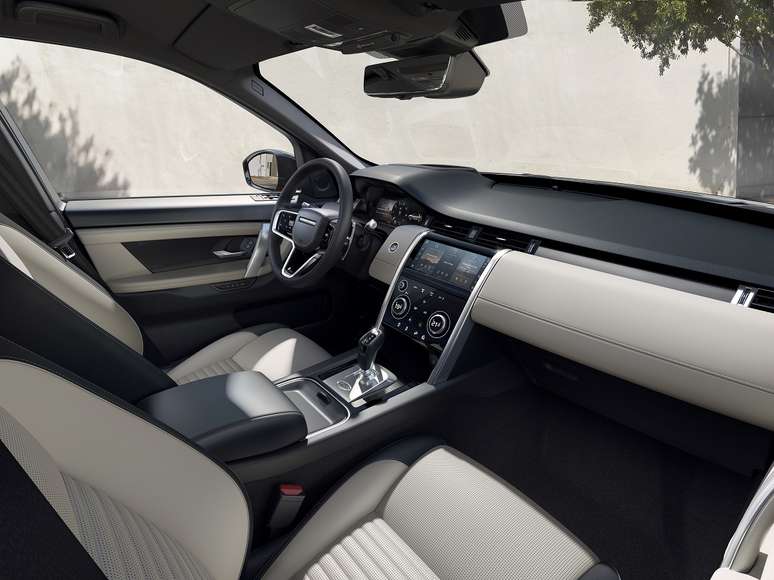Interior do Discovery Sport recebeu novo volante de design minimalista e nova central multim&iacute;dia Pivi Pro. 