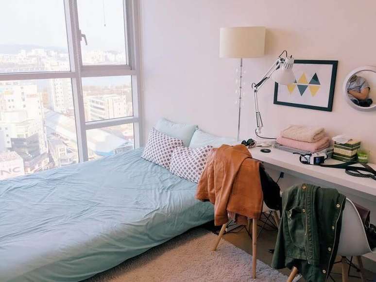 45. Escrivaninha branca para decoração de quarto de casal simples – Foto Pinterest