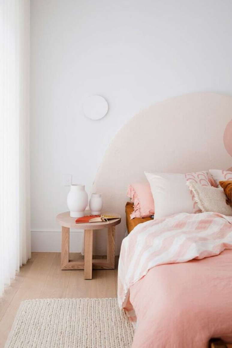 46. Estilo minimalista para quarto de casal decorado simples em branco e rosa – Foto Jeito de Casa