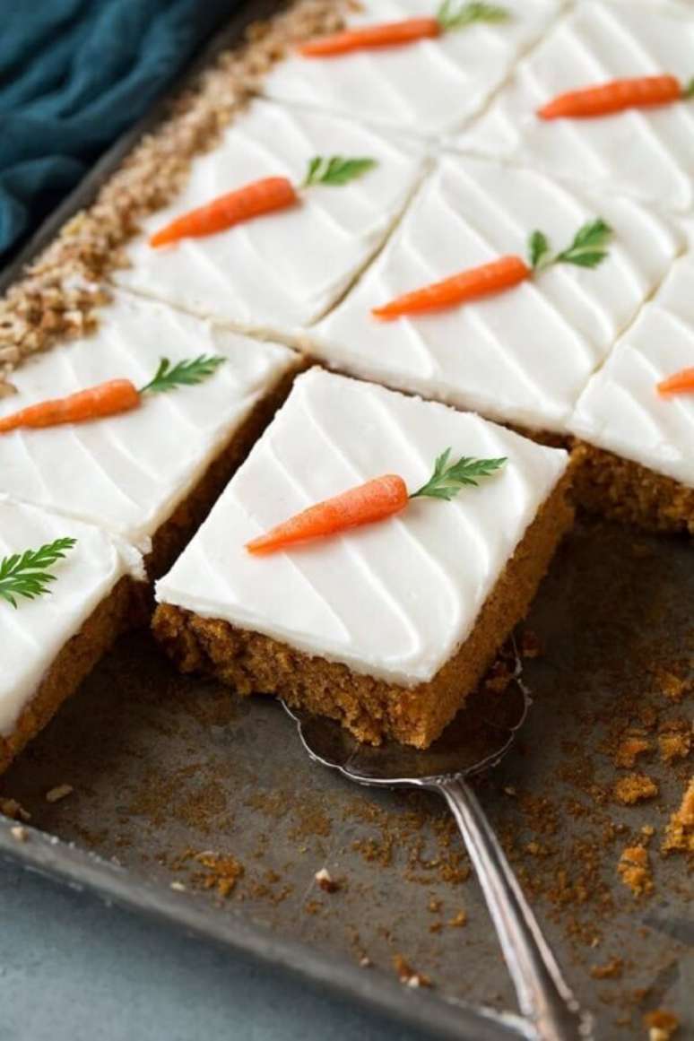 63. Mini cenourinhas decoram de forma delicada o bolo de páscoa. Fonte: Pinterest