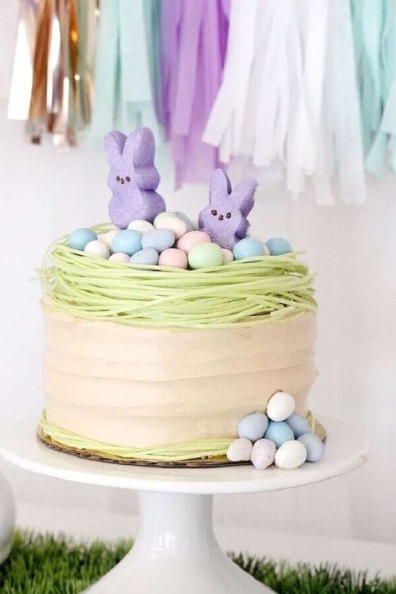 43. Mini ovinhos e coelhinhos coloridos para decoração de bolo de Páscoa em tons pastéis – Foto: Kara’s Party Ideas