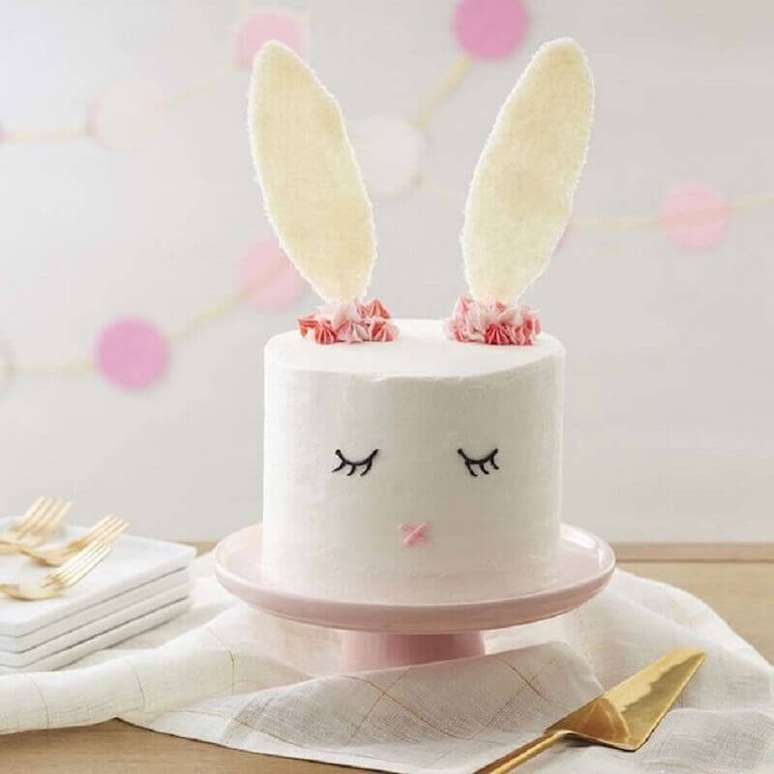 45. Divertido modelo de bolo de Páscoa infantil com rostinho de coelho – Foto: Deavita