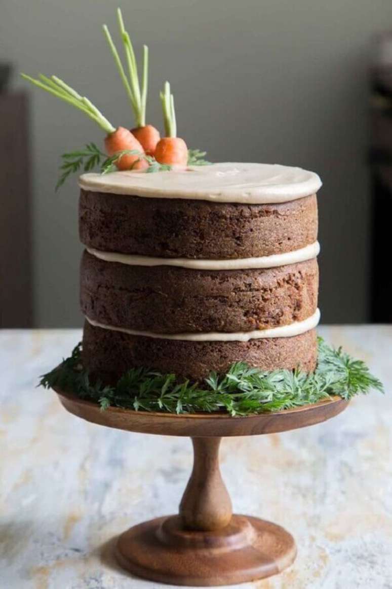 46. Modelo de bolo de Páscoa decorado com cenouras no topo e acabamento rústico – Foto: The Little Epicurean