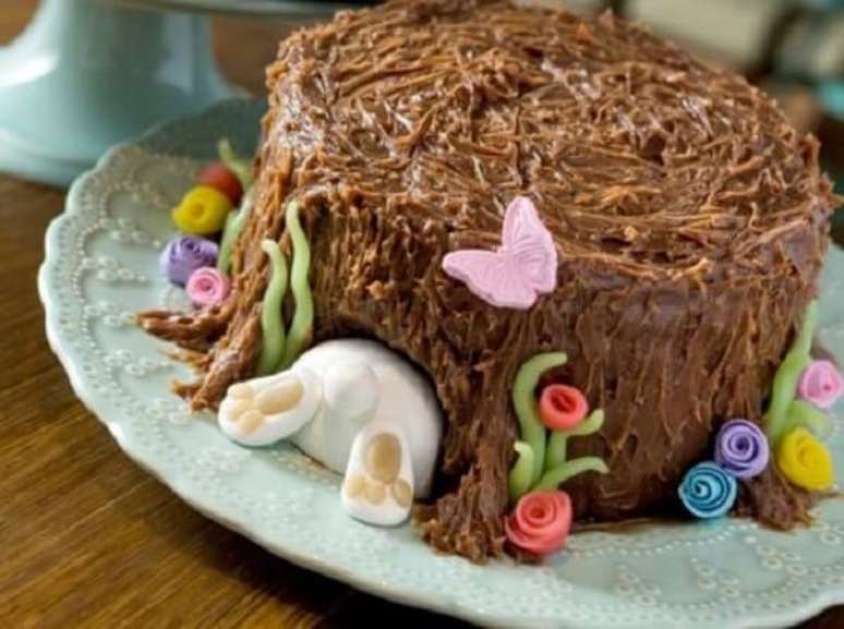 62. Nessa decoração o coelhinho se esconde dentro do bolo de páscoa. Fonte: Pinterest