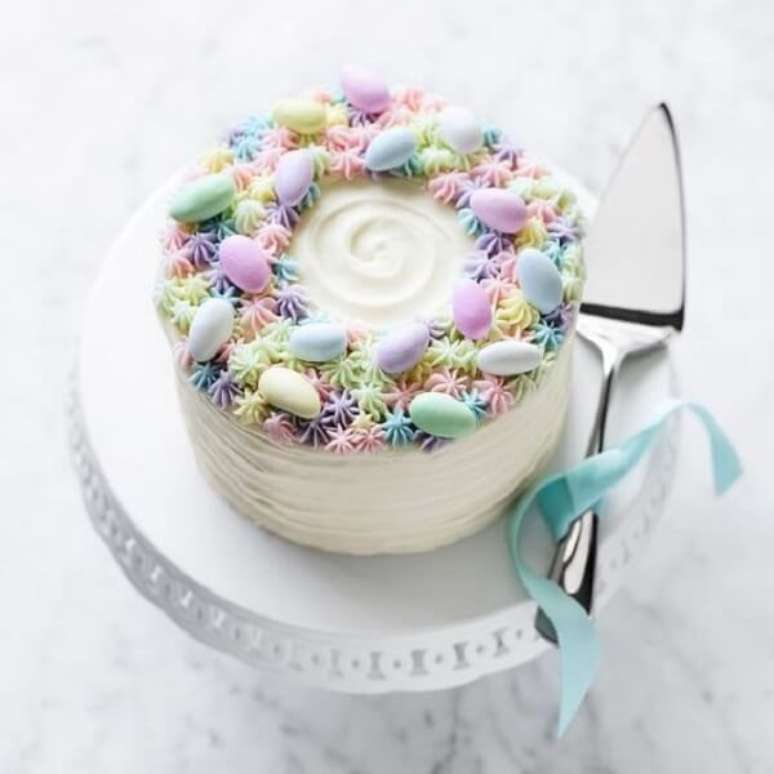 57. O topo do bolo de páscoa está repleto de ovinhos de chocolate. Fonte: Pinterest