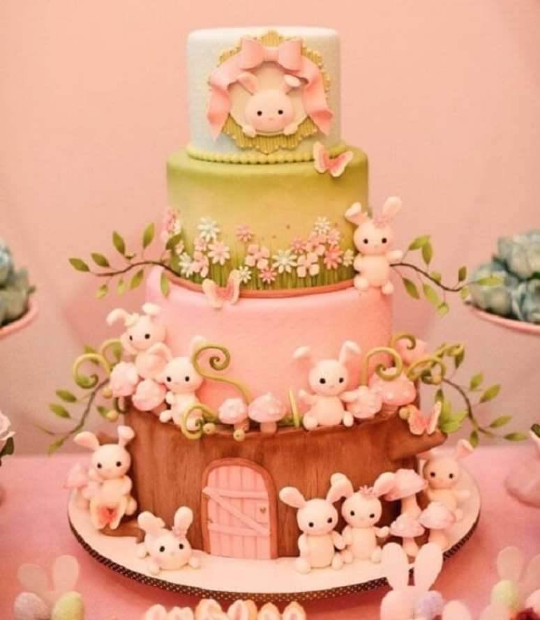 55. Os coelhos invadem a decoração desse lindo bolo de páscoa. Fonte: Pinterest