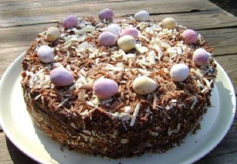 56. Ovinhos e raspas de chocolate decoram o bolo de páscoa. Fonte: Pinterest