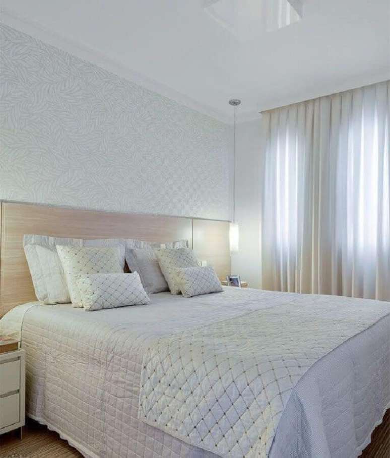 47. Papel de parede delicado para decoração de quarto de casal simples com cabeceira de madeira – Foto Companhia de Casa